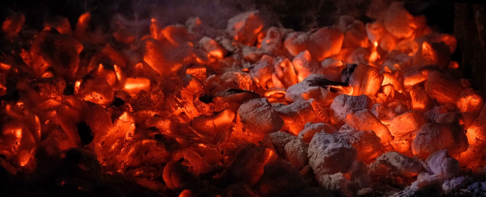 Glühende Lagerfeuer-Glut